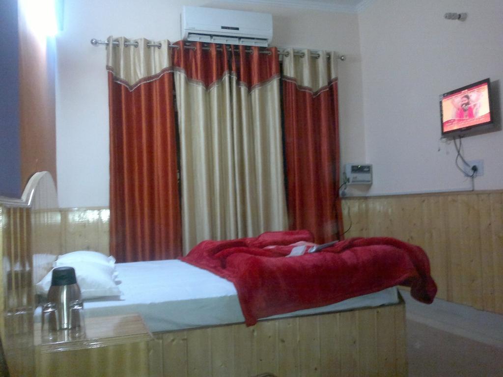 Himgiri Resort Nagchala Phòng bức ảnh